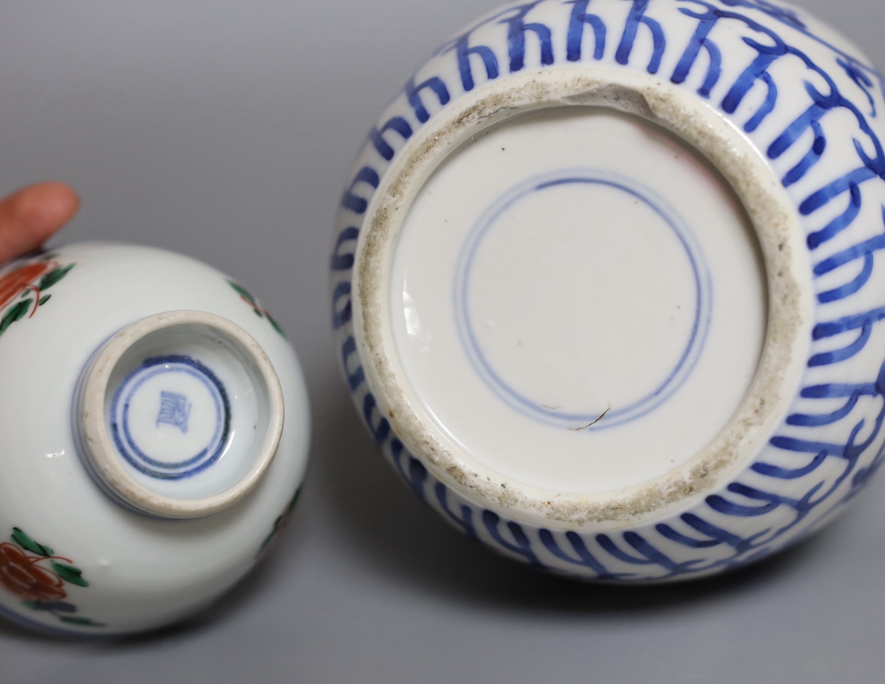 A Chinese blue and white double gourd vase, together with a Chinese famille verte bowl, tallest 25cm
